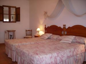 a bedroom with a large bed in a room at Casa Rural El Fresno del Abuelo in La Cuesta