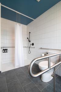 ein Badezimmer mit Toilette und Dusche in der Unterkunft Talbot Commons Hotel in Taylor + 139 Fotos
