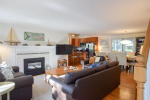 Una sala de estar con un sofá y una chimenea. en Outdoor entertaining re-imagined Enjoy a new luxury back yard, en Eastham 31 fotos más