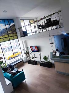 un soggiorno con divano blu e alcune piante di Hotel Armenia Lions ad Armenia