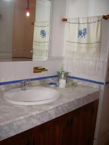 a bathroom counter with a sink and a mirror at Casa Rural El Fresno del Abuelo in La Cuesta