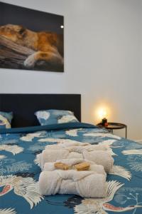 Rúm í herbergi á Classy 1BR Apartment Overlooking a Beautiful Park