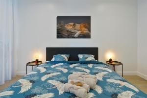 Rúm í herbergi á Classy 1BR Apartment Overlooking a Beautiful Park