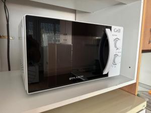 een magnetron op een aanrecht bij El estudio de Alejandro in Torre del Mar