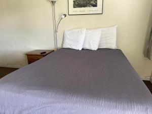 Postel nebo postele na pokoji v ubytování Grand Central Motel