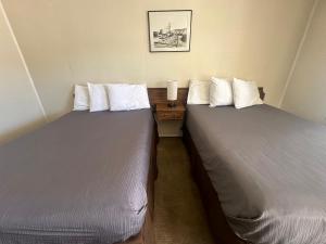 Postel nebo postele na pokoji v ubytování Grand Central Motel