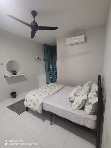 Ένα ή περισσότερα κρεβάτια σε δωμάτιο στο Homestay Hospital Sultanah Bahiyah