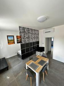 una sala de estar con una mesa y un sofá en Comacchio Experience - Ospitalità Diffusa, en Lido di Pomposa