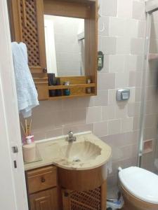 un bagno con lavandino e WC di Apartamento de praia a Capão da Canoa