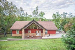 a red house with a roof in a yard at Nor Largo in Grantsboro