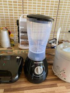 a black blender sitting on top of a counter at Apartamento 102 até 9 pessoas com garagem in Ipatinga