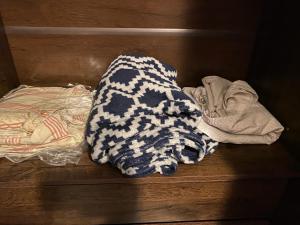a pile of towels sitting on a wooden shelf at Apartamento 102 até 9 pessoas com garagem in Ipatinga +58 photos