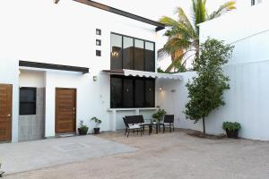 拉巴斯Estudio 1850的一间带桌子和椅子的白色房子