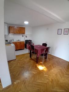 a kitchen and a dining room with a table and chairs at Resetovac in Batočina +13 photos