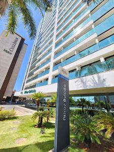 una señal frente a un edificio alto en Athos Bulcão - Coberturas Duplex By Rei dos Flats, en Brasilia