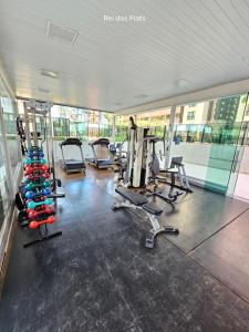Un gimnasio con varias cintas de correr y máquinas en un edificio. en Athos Bulcão - Coberturas Duplex By Rei dos Flats, en Brasilia
