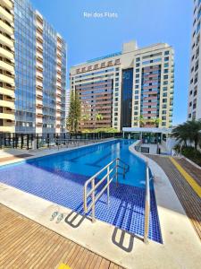 Una gran piscina con edificios al fondo. en Athos Bulcão - Coberturas Duplex By Rei dos Flats, en Brasilia