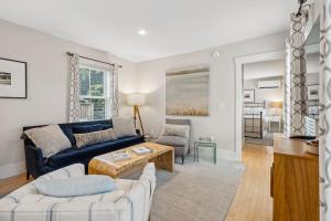 una sala de estar con un sofá y una mesa en The Heart of the West End #4, en Portland 18 fotos más