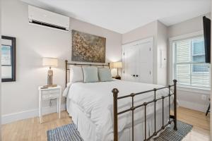 Un dormitorio con una cama grande y una ventana. en The Heart of the West End #4, en Portland