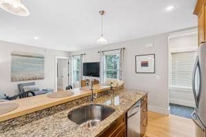 Una cocina con fregadero y una sala de estar. en The Heart of the West End #4, en Portland
