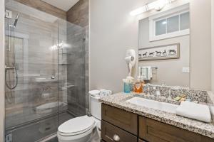 Un baño con ducha, inodoro y lavabo. en The Heart of the West End #3 & #4, en Portland 43 fotos más