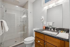Un baño con ducha, inodoro y lavabo. en The Heart of the West End #4, en Portland