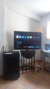 TV a/nebo společenská místnost v ubytování Casa Esperanza