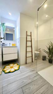 Un baño con una escalera, un lavabo y un espejo. en 524 Ocean Dreams Las Americas, en Playa de las Américas