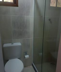 a bathroom with a toilet and a glass shower at Chalé no Sana - Equilíbrio e Descanso in Sana +15 photos