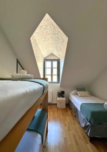 Postel nebo postele na pokoji v ubytování Caldares Exclusivo Ático en El Pueyo de Jaca