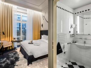 Pokój hotelowy z łóżkiem i łazienką w obiekcie Century Old Town Prague - MGallery Collection w Pradze