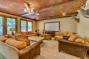 Χώρος καθιστικού στο Private Hot Tub and Home Theater Ranger Log Cabin!