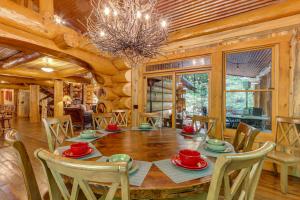 Εστιατόριο ή άλλο μέρος για φαγητό στο Private Hot Tub and Home Theater Ranger Log Cabin!