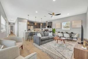 ein Wohnzimmer mit Sofa und Tisch in der Unterkunft NEWLY BUILT SMV Oceanview Terrace House in Jacksonville Beach