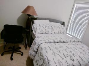 ein Schlafzimmer mit einem Bett, einem Schreibtisch und einem Stuhl in der Unterkunft Bea's place-1 in Morrow