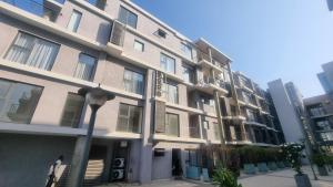 a building with a street light in front of it at Riviera Residence Luxury by Cozy in Accra