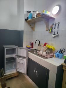 eine Küche mit Spüle und Arbeitsplatte in der Unterkunft Résidence Bon Séjour in Abidjan