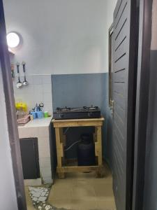 eine kleine Küche mit Herd in einem Zimmer in der Unterkunft Résidence Bon Séjour in Abidjan