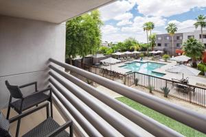 Bazén v ubytování Courtyard Scottsdale North nebo v jeho okolí