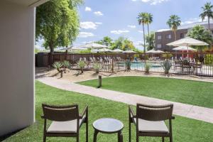 Bazén v ubytování Courtyard Scottsdale North nebo v jeho okolí