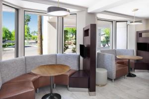 Posezení v ubytování Courtyard Scottsdale North