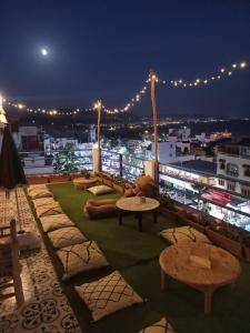 タガズートにあるPuppy taghazoutの市街の景色を望む屋上パティオ(テーブル付) +23枚の写真