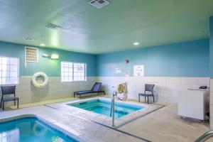 Πισίνα στο ή κοντά στο Holiday Inn Express Hotel & Suites Carlsbad by IHG