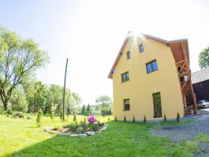 Vonkajšia záhrada v ubytovaní Zajazd Stodoła sauna w cenie