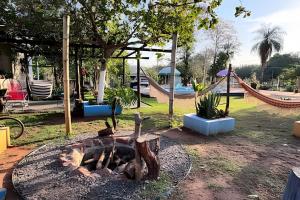 Ο χώρος παιχνιδιού για παιδιά στο Rancho com piscina e vista para o Paxixi