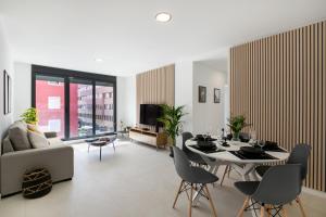 Una sala de estar con una mesa y sillas y un sofá. en Eleven 4, en Santa Cruz de Tenerife