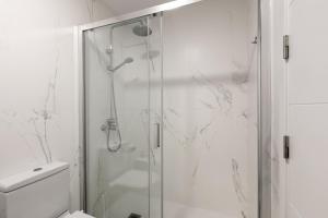 Un baño blanco con ducha y WC. en Eleven 4, en Santa Cruz de Tenerife 18 fotos más