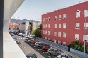 una calle de la ciudad con coches aparcados en un estacionamiento en Eleven 4, en Santa Cruz de Tenerife