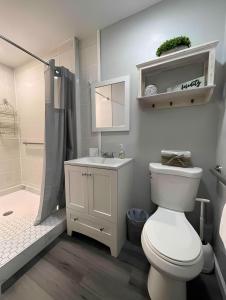 Private 1BR Retreat 10 Min to UT, Downtown, and Hospitalsにあるバスルーム