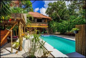 Hồ bơi trong/gần Matambú Casita Charming & Rustic with Shared Pool